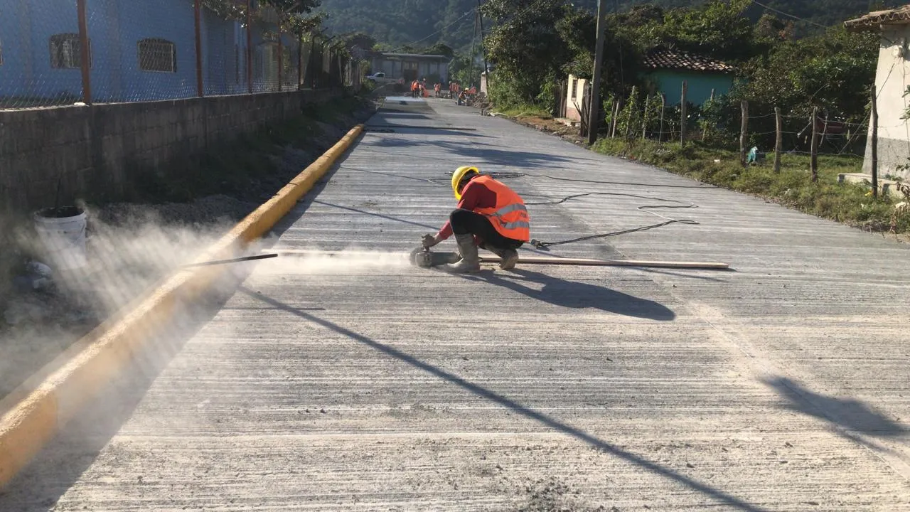 Pavimentación con concreto hidráulico de calle en la comunidad de Canguacota